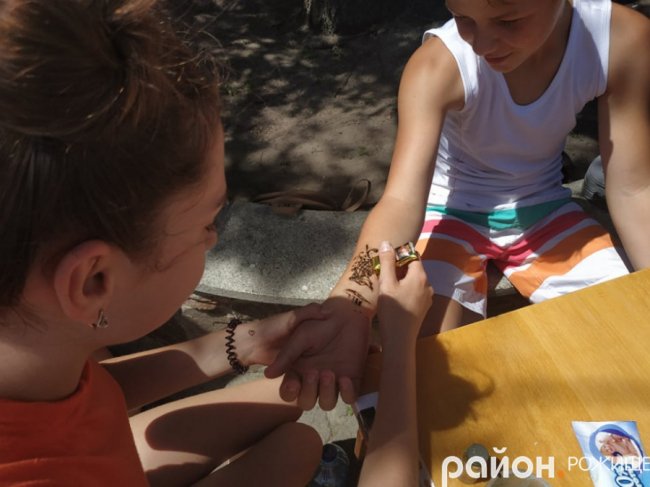 На Волині діти вирішили самостійно і оригінально заробити на ремонт класу. ФОТО