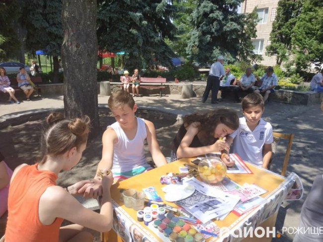 На Волині діти вирішили самостійно і оригінально заробити на ремонт класу. ФОТО