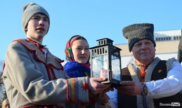 На «Різдві у Луцьку» вогнем з Віфлеєму підпалили майже 2-метрову свічку. ФОТО