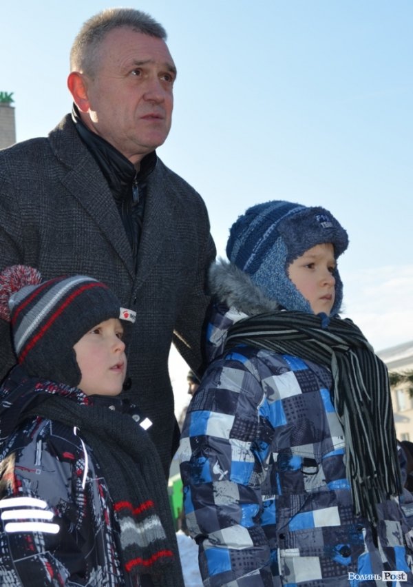 На «Різдві у Луцьку» вогнем з Віфлеєму підпалили майже 2-метрову свічку. ФОТО