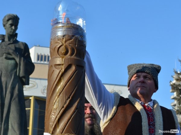 На «Різдві у Луцьку» вогнем з Віфлеєму підпалили майже 2-метрову свічку. ФОТО