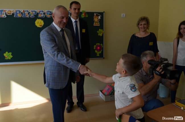 Кольорові стіни, ігрова кімната і басейн: луцька школа №27 зсередини. ФОТО