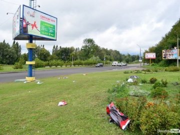 У Луцьку стару рекламу з білбордів викидають посеред вулиць