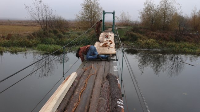 У селищі на Волині ремонтують пішохідний міст через річку. ФОТО