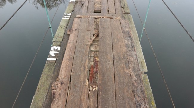 У селищі на Волині ремонтують пішохідний міст через річку. ФОТО