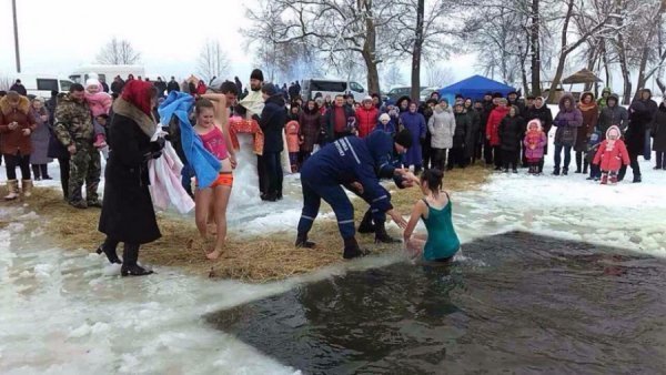 Волинські рятувальники допомагали охочим скупатися в ополонці