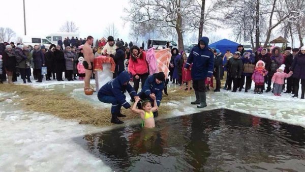 Волинські рятувальники допомагали охочим скупатися в ополонці