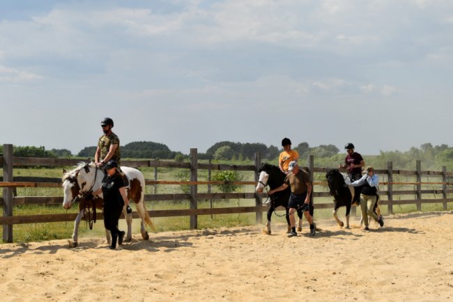 Для 28 поранених воїнів, які проходять реабілітацію на Волині, організували екскурсію