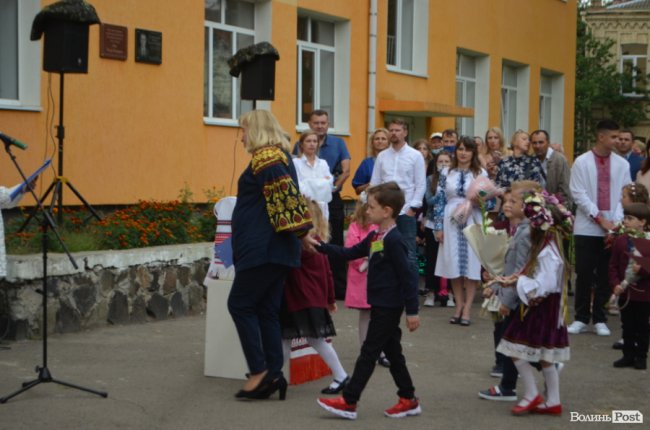 Як у луцькій школі №1 відзначали свято першого дзвоника. ФОТО 
