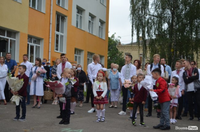 Як у луцькій школі №1 відзначали свято першого дзвоника. ФОТО 