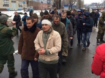 Бойовики вивели полонених на вулиці Донецька. ФОТО