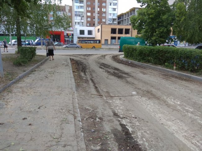 У Луцьку просять прибрати залишене після зливи болото з проспекту Соборності