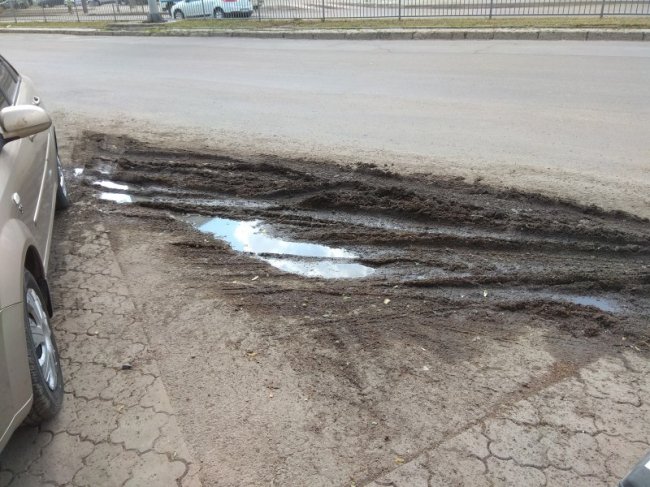 У Луцьку просять прибрати залишене після зливи болото з проспекту Соборності