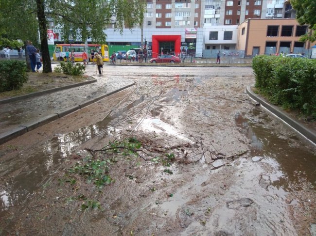 У Луцьку просять прибрати залишене після зливи болото з проспекту Соборності