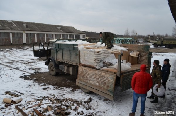 Луцькі волонтери привезли допомогу мобілізованим волинянам. ФОТО