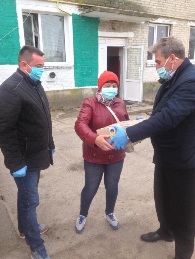 «Люди не вірять, що таке буває»: мешканцям Ратнівщини безкоштовно розвозили продукти. ФОТО