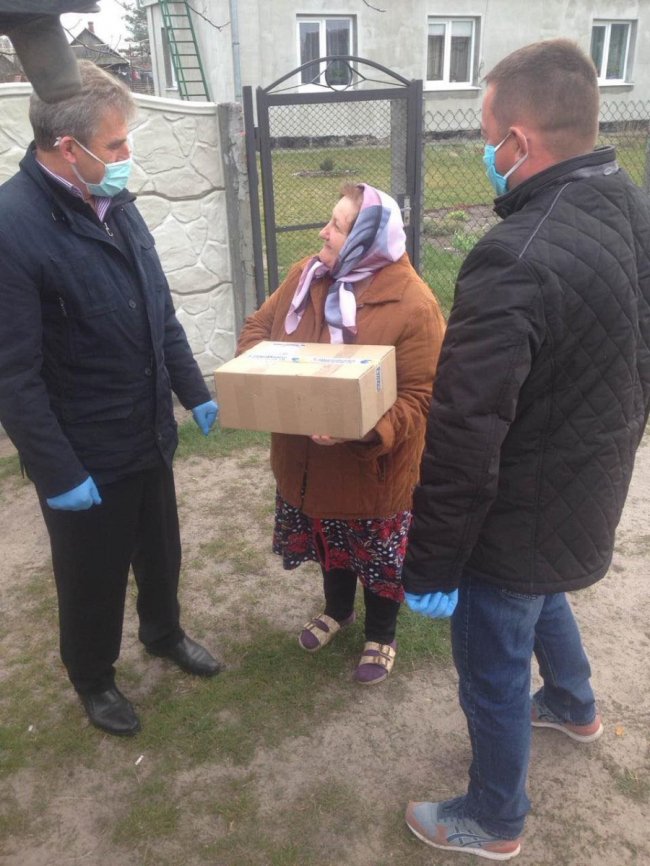 «Люди не вірять, що таке буває»: мешканцям Ратнівщини безкоштовно розвозили продукти. ФОТО