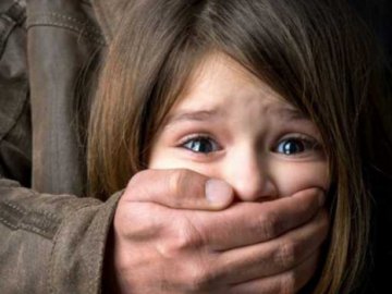 В Запоріжжі чоловік зґвалтував у під'їзді 12-річну дівчинку і зняв це на відео