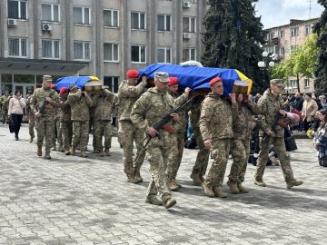 Пішли захищати свою рідну Волинь: у Ковелі попрощалися з двома Героями Олексієм Хомічом та Олексієм Стахорським