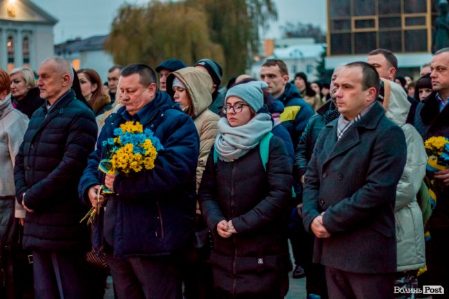 Квіти, сльози і свічки: у День Гідності та Свободи лучани вшанували пам'ять полеглих