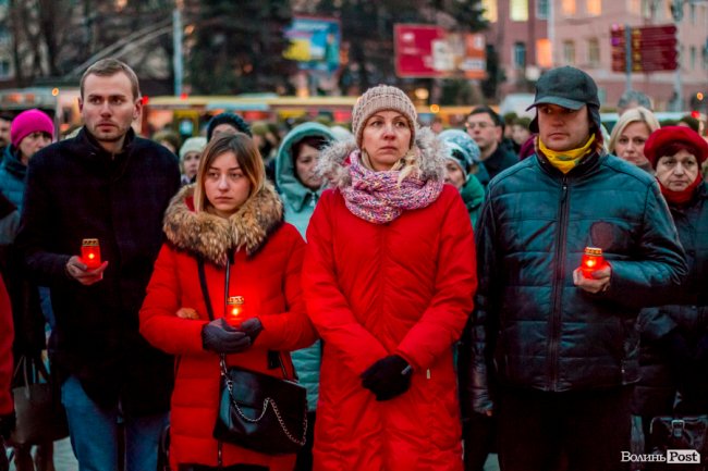 Квіти, сльози і свічки: у День Гідності та Свободи лучани вшанували пам'ять полеглих