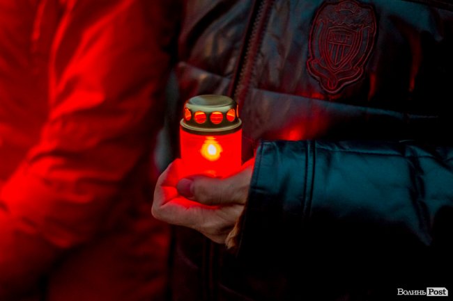 Квіти, сльози і свічки: у День Гідності та Свободи лучани вшанували пам'ять полеглих