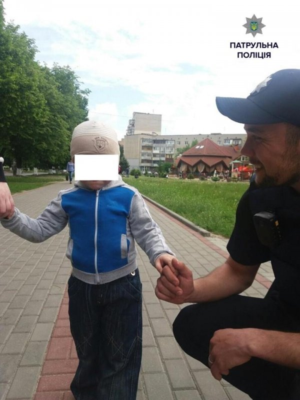 Патрульні знайшли дитину, яка втекла від своєї бабусі. ФОТО