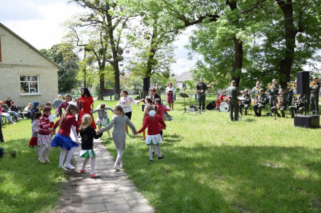 Луцькі прикордонники влаштували святковий концерт для дітей з особливими потребами. ФОТО