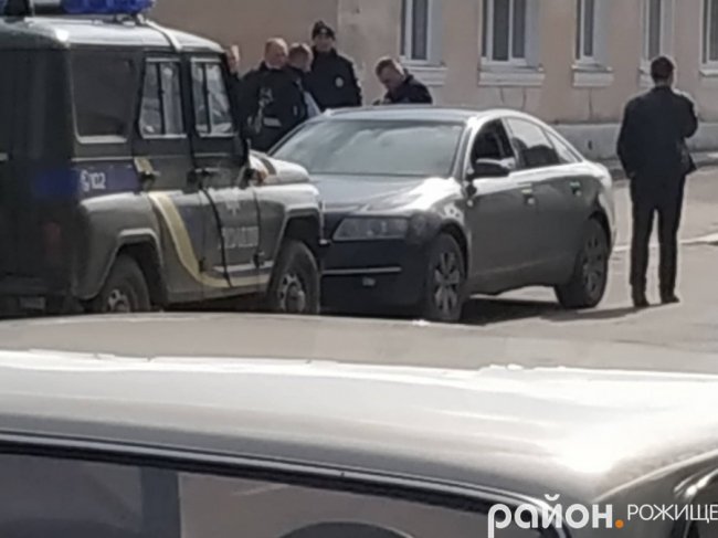 Посеред вулиці у волинському місті затримали аферистів. ФОТО