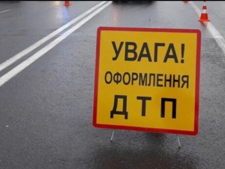 Біля Луцька перекинувся автомобіль: водій та четверо пасажирів - у лікарні