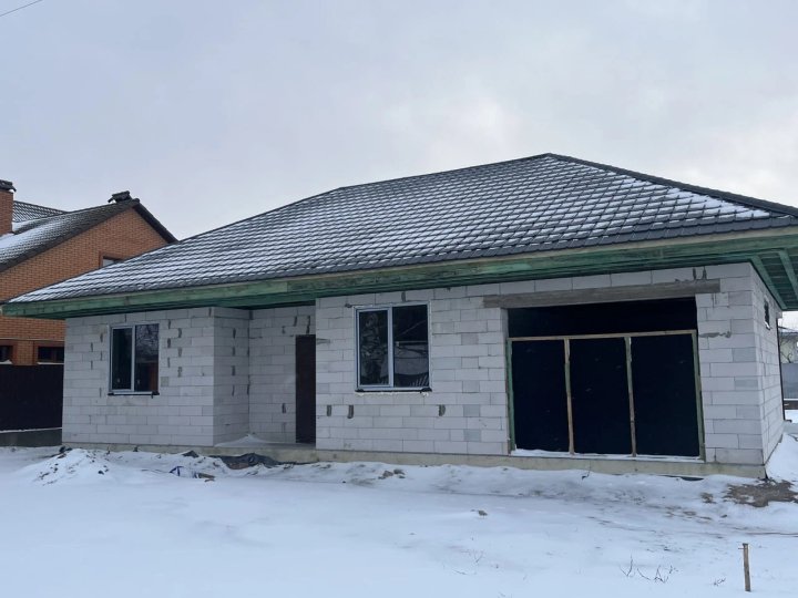 Чи можна робити монтаж металочерепиці взимку: міфи, реалії та приховані переваги