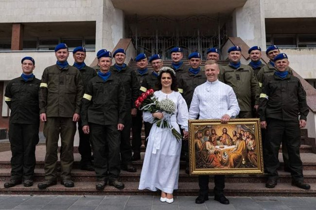 Кохання під час війни: у Луцьку поєднали долі нацгвардієць та його обраниця. ФОТО
