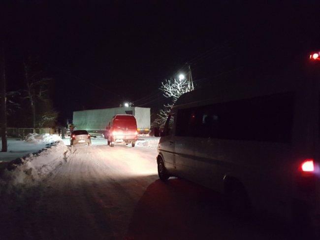 На Волині фура застрягла на перехресті через нерозчищену дорогу. ФОТО 