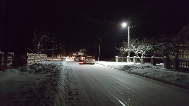 На Волині фура застрягла на перехресті через нерозчищену дорогу. ФОТО 