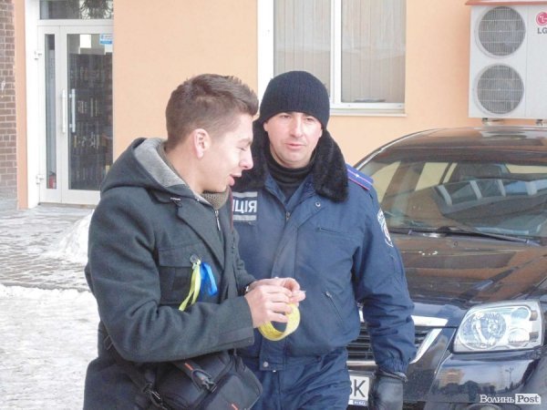 Волинські автомайданівці навідалися до керівників області з «подарунками». ФОТО. ВІДЕО