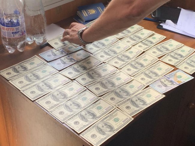 На Волині  двоє чоловіків пропонували прикордоннику 3 тисячі доларів хабаря за виїзд з України