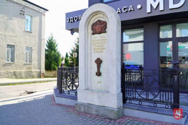 У Володимирі оновили декор на в’їзних знаках, знищений вандалами