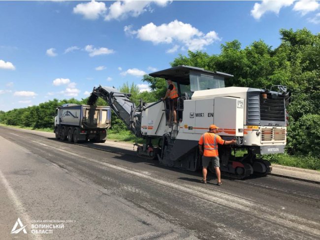 Триває ремонт частини дороги Луцьк-Рівне. ФОТО
