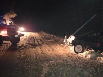 Везли допомогу військовим на Житомирщину: на Волині рятувальники витягли з кювету авто волонтерів