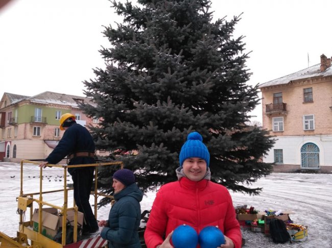 У містечку на Волині прикрасили ялинку. ФОТО