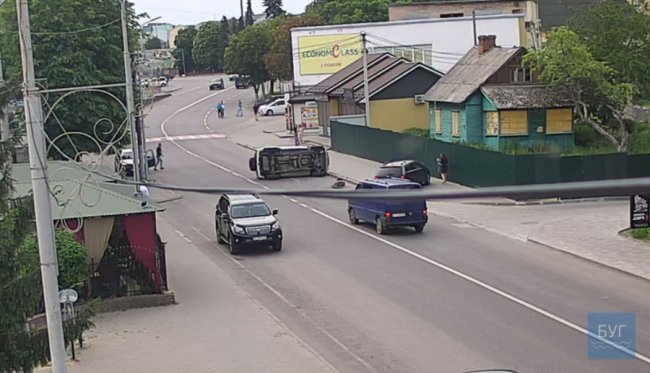 На Волині внаслідок аварії перекинувся автомобіль. ВІДЕО