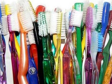 Віз для себе: на «Ягодині» затримали водія з 5 тисячами зубних щіток