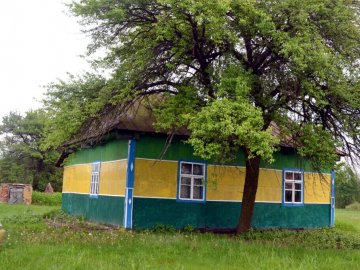 Нафанаїл оглянув, як прихильники УПЦ МП моляться у старій хатині. ФОТО