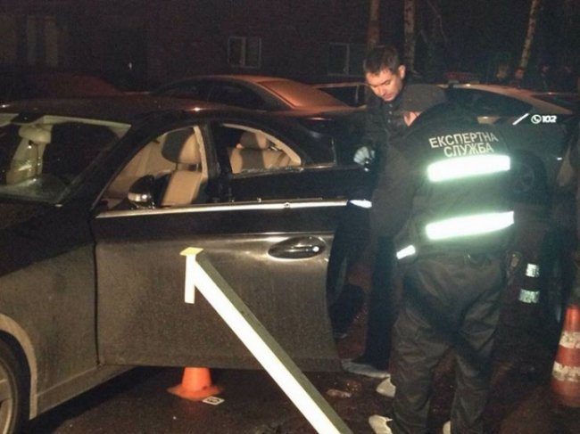 У Києві розстріляли Mercedes: двоє дітей у лікарні