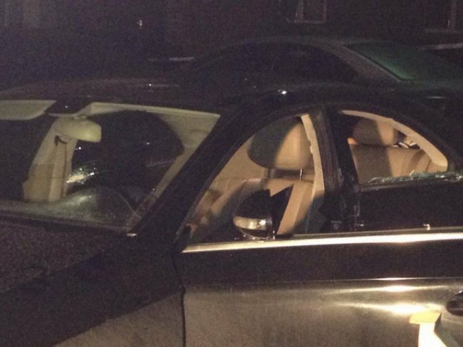 У Києві розстріляли Mercedes: двоє дітей у лікарні