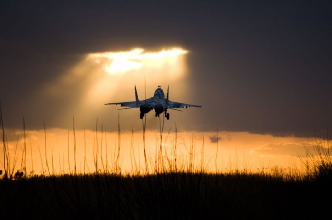 Показали заворожуючі світлини польотів севастопольсько-волинських соколів