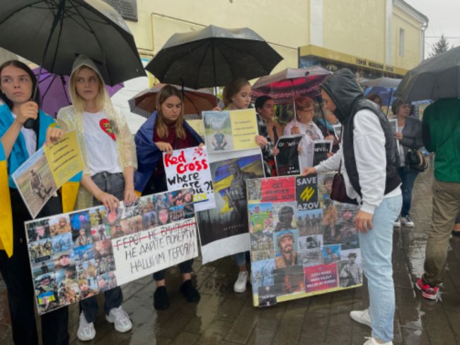 «Маємо боротися за них, як вони за нас»: у Луцьку родини полонених «азовців» влаштували акцію. ФОТО