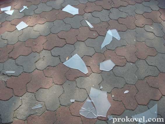 У Ковелі розтрощили «Мандруючу книгу». ФОТО