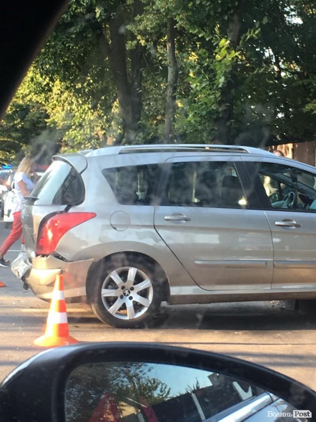У Луцьку після удару легковик влетів у стовп. ФОТО