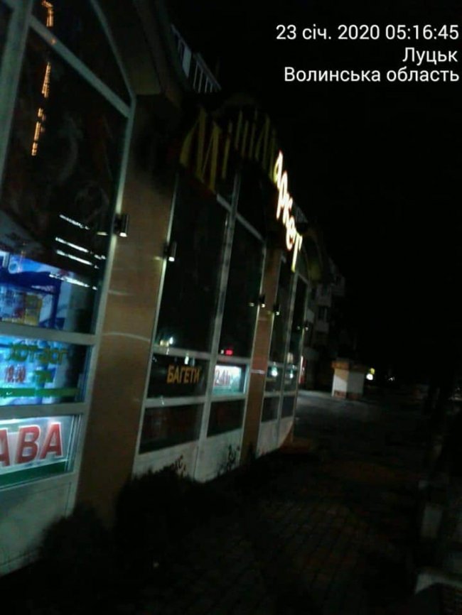 У Луцьку на «гарячому» зловили двох продавців, які торгували алкоголем у нічний час 